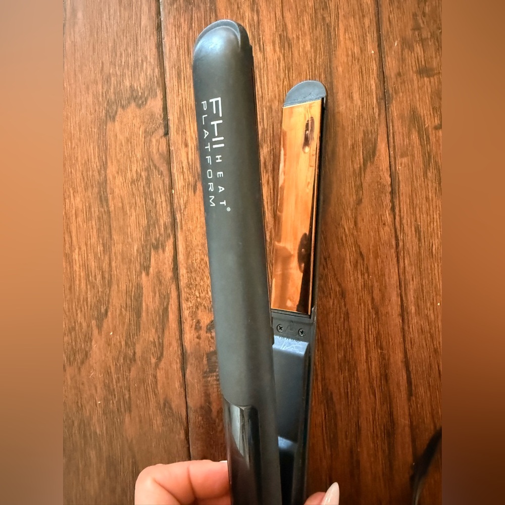 FHI Heat Platform Hair Straightener. 1 in